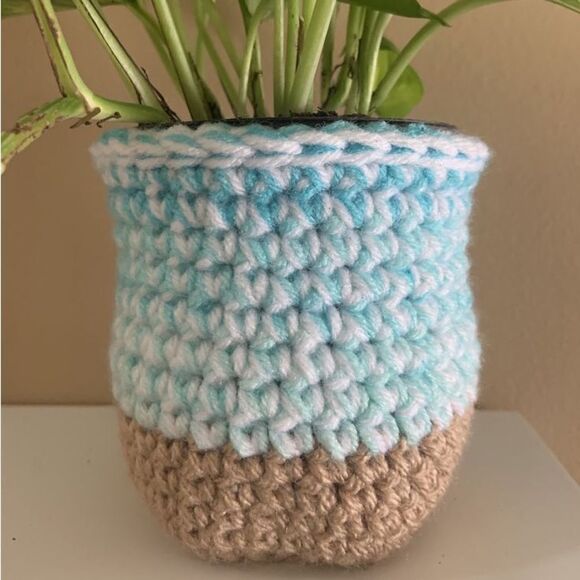 Knitted pot plant cover and pot - Picture 9 of 9